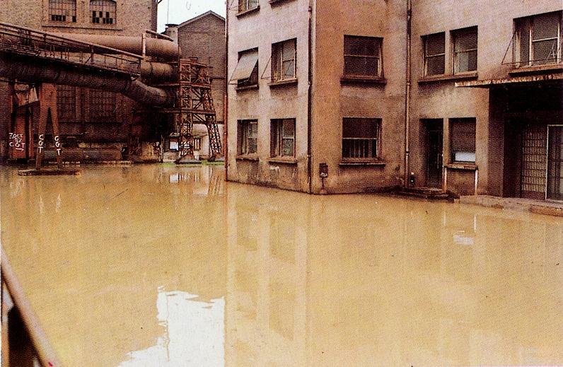 inondation devant les grands bureaux, début 1983, photo Dominic MENGIN, cliquez pour agrandir
