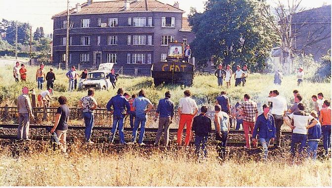 enlèvement des rails au cours de la contestation de la décision de fermeture, septembre 1985, photo D. MENGIN, cliquez pour agrandir