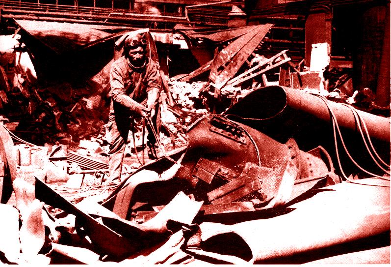 démolition et découpage du haut-fourneau 1, mai 1986, photo J. GAYARD, cliquez pour agrandir